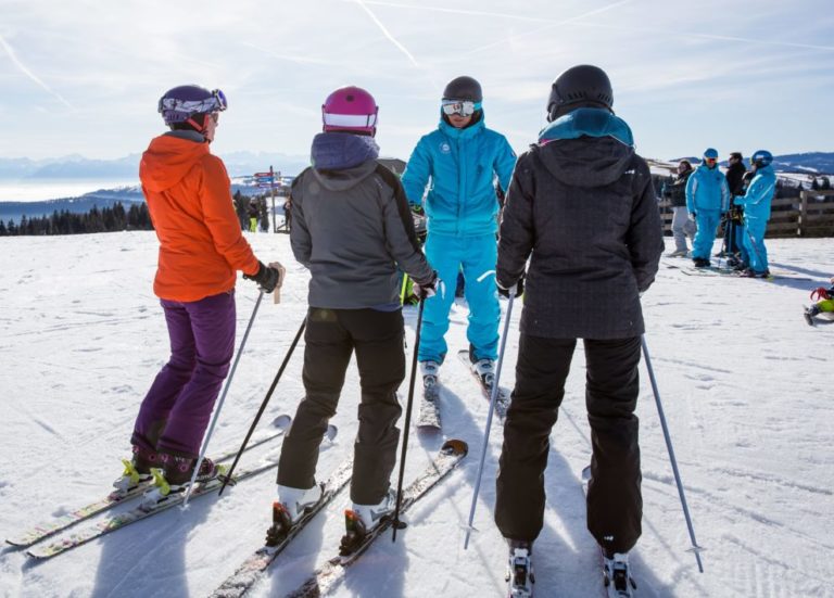 Moniteur de Montgenèvre avec son groupe