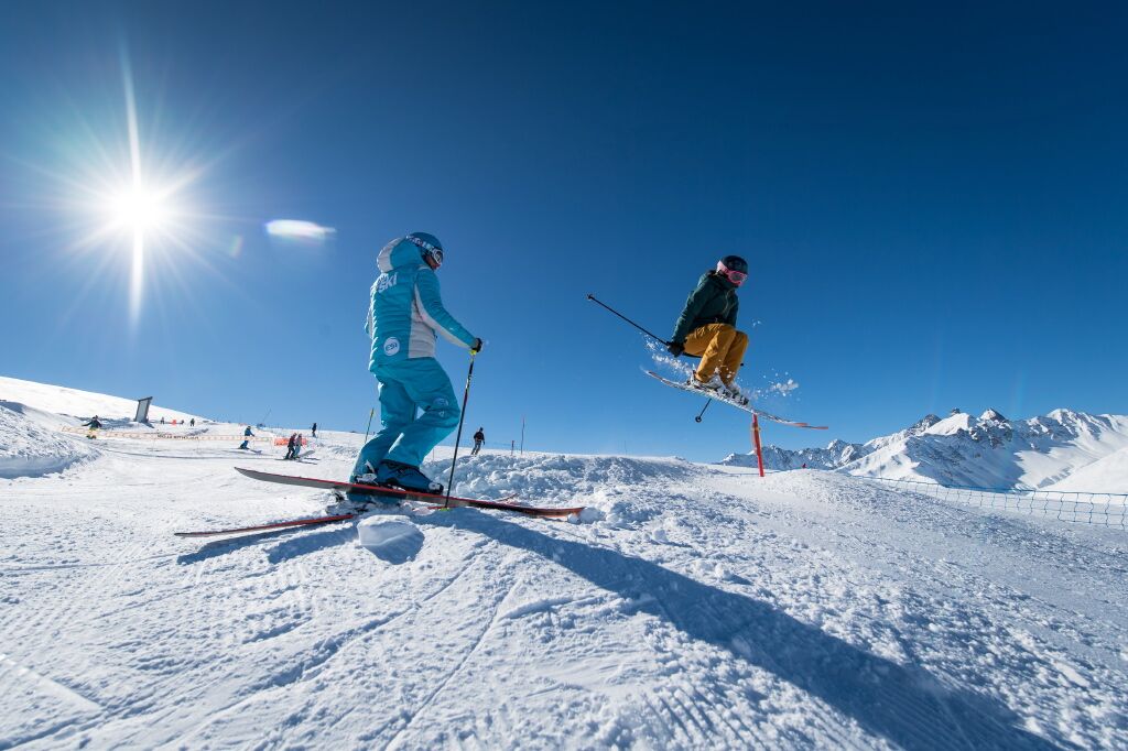 Teens on the slopes in Montgenèvre