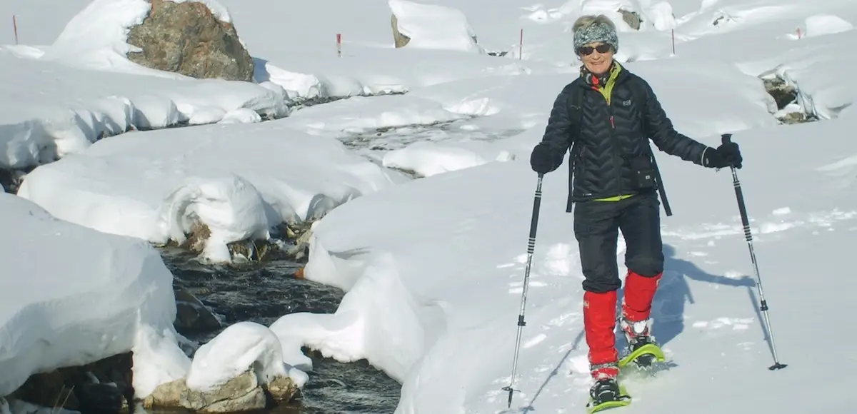 Groupe en raquettes sur la crête des Gondrans avec vue sur le Chenaillet et les Alpes enneigées