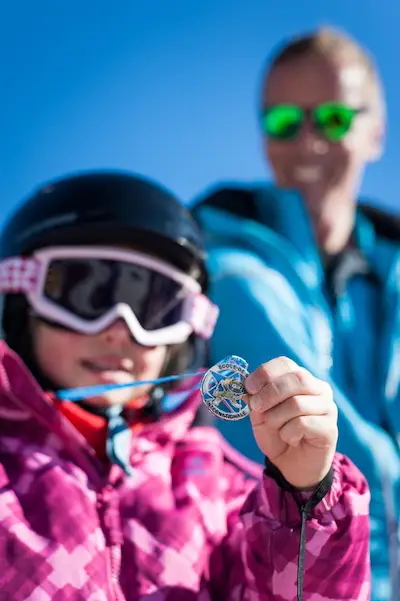 Cours de ski enfants à Montgenèvre : progression par niveaux avec l’ESI
