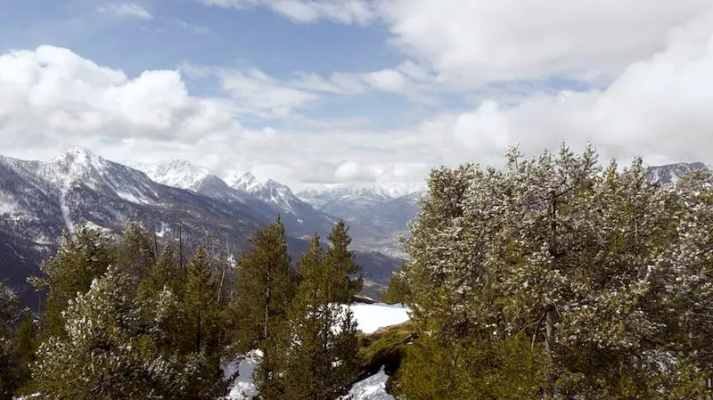 Vue panoramique depuis le balcon sud de Montgenèvre avec les forts, Briançon et la vallée de la Clarée sous la neige