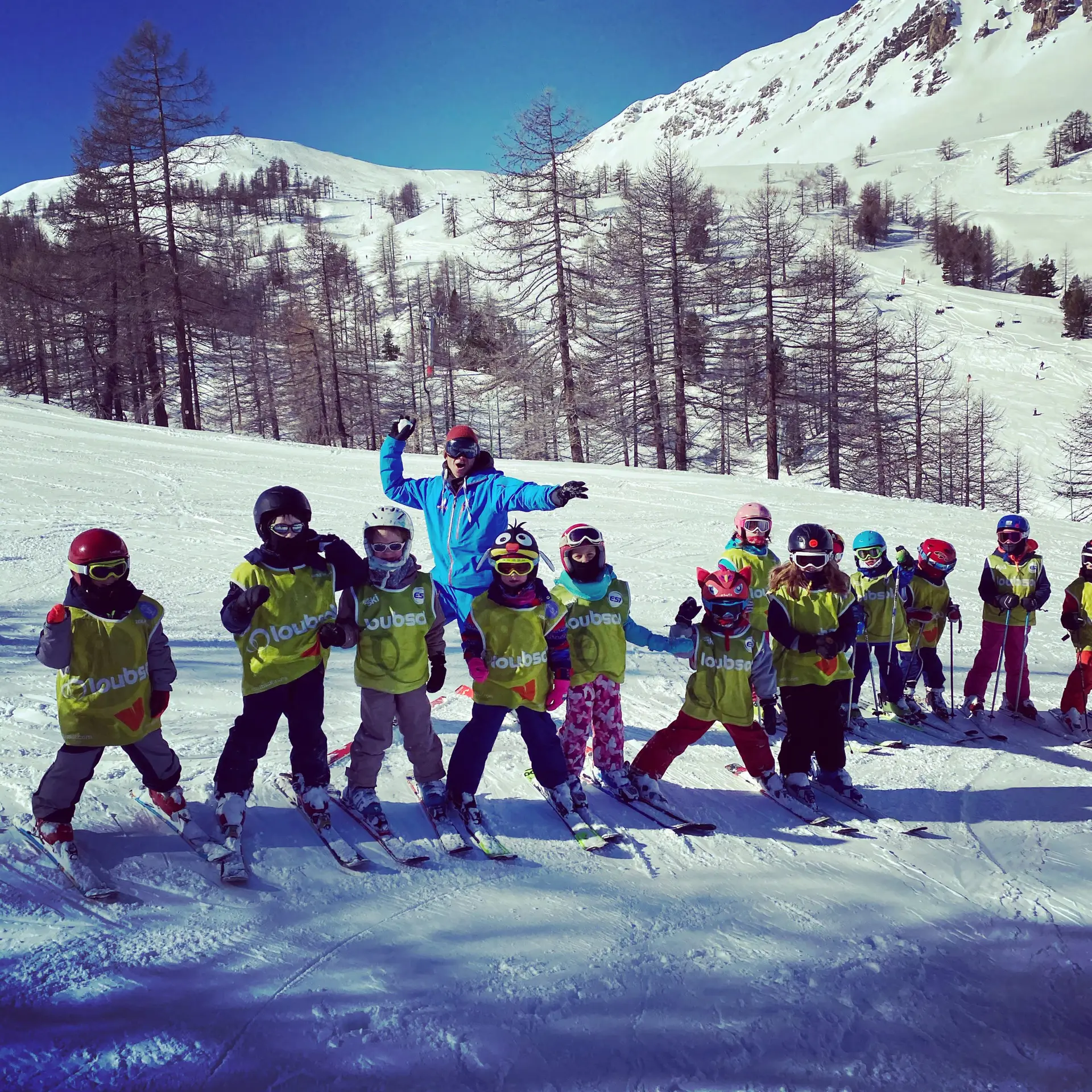 Piccolo gruppo di 6–8 bambini sugli sci