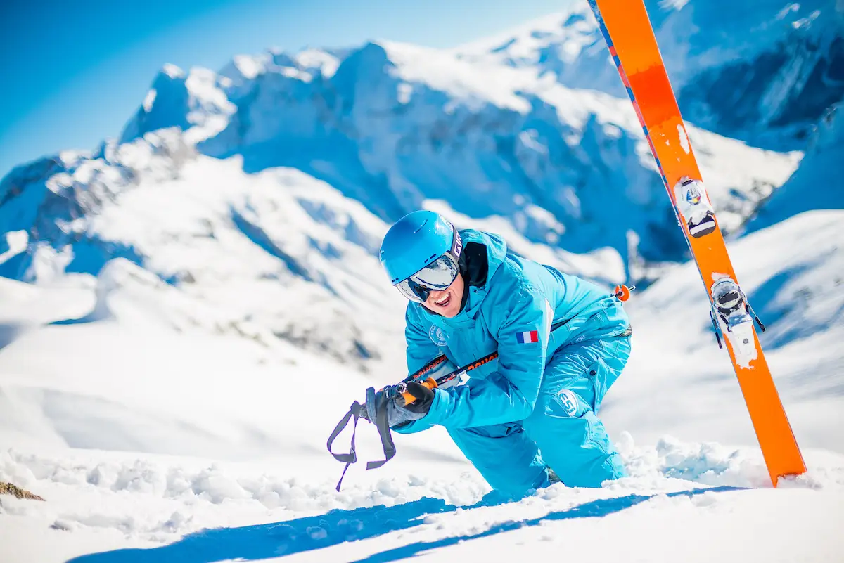Ski instructor teaching a private lesson in Montgenèvre