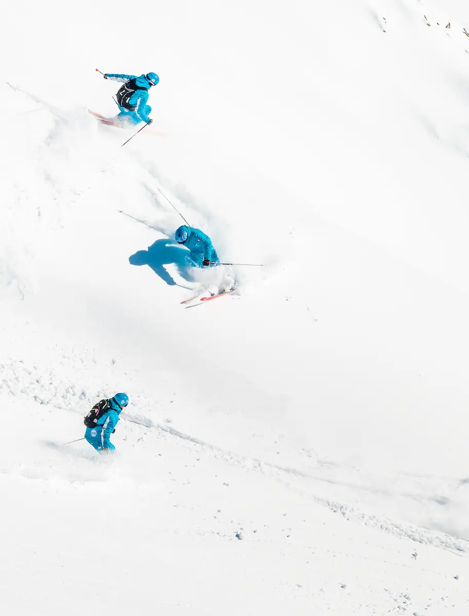 Saut freeride en neige fraîche