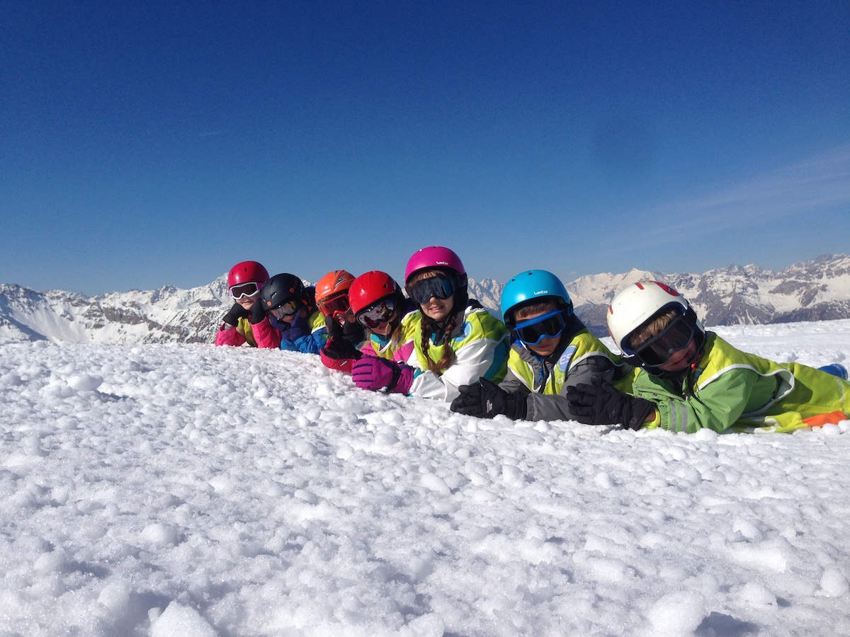 Famiglie e bambini allo ski club APEAK a Monginevro