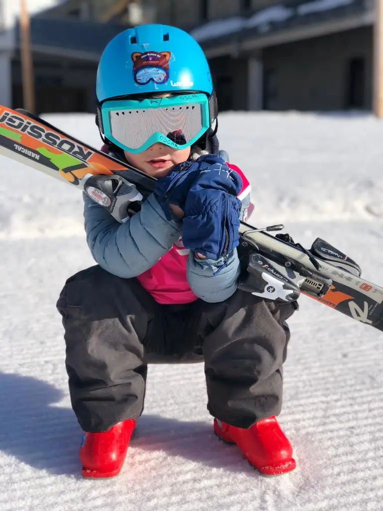 Un jeune skieur de quatre ans rejoint son moniteur, prêt pour une leçon privée tout en douceur. À cet âge, chaque progrès est une petite victoire — et chaque sourire, une grande récompense