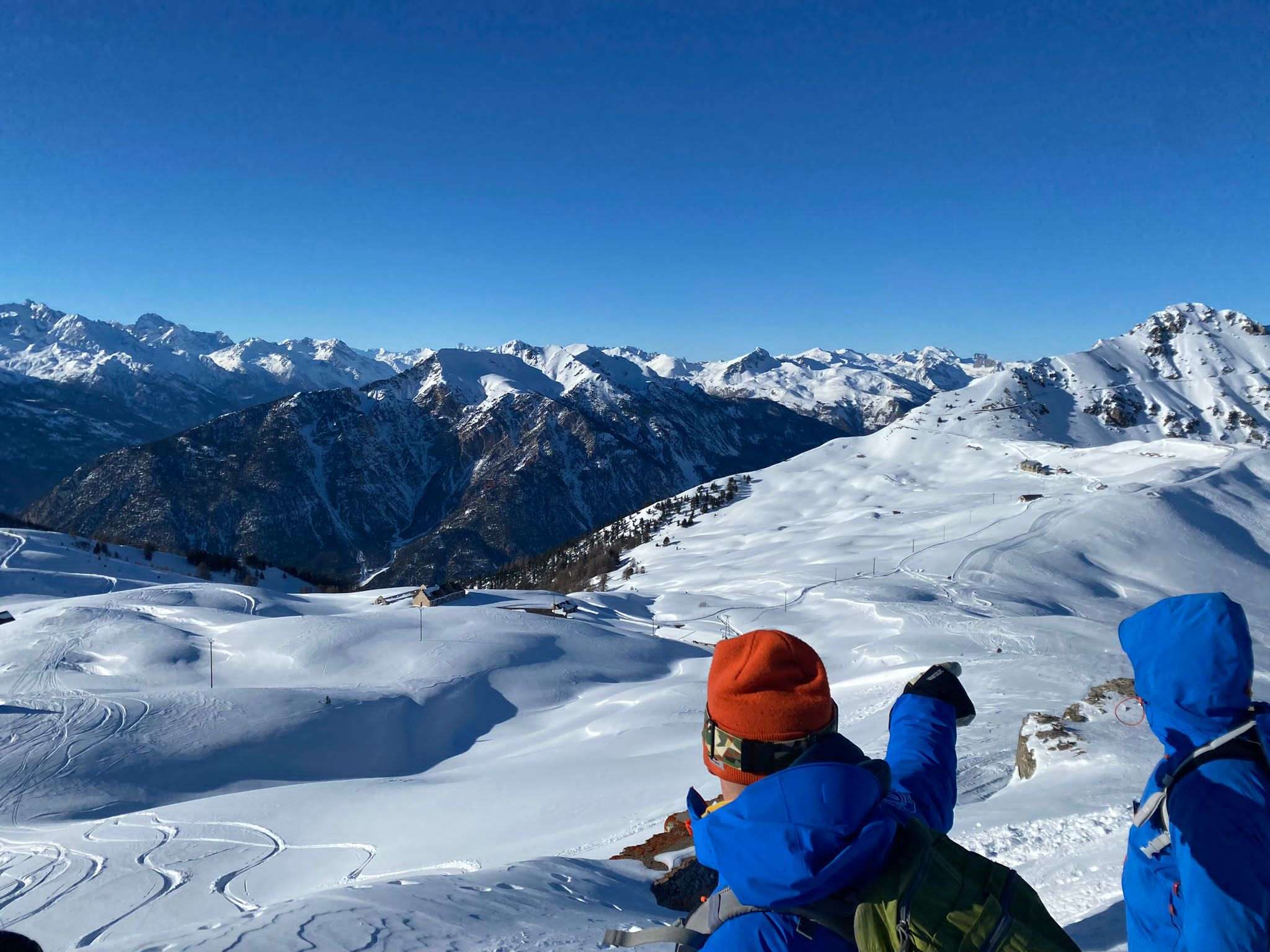 Moniteur guidant un petit groupe dans la neige poudreuse, en montagne