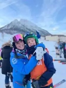 Un moniteur de ski avec son élève en cours particulier