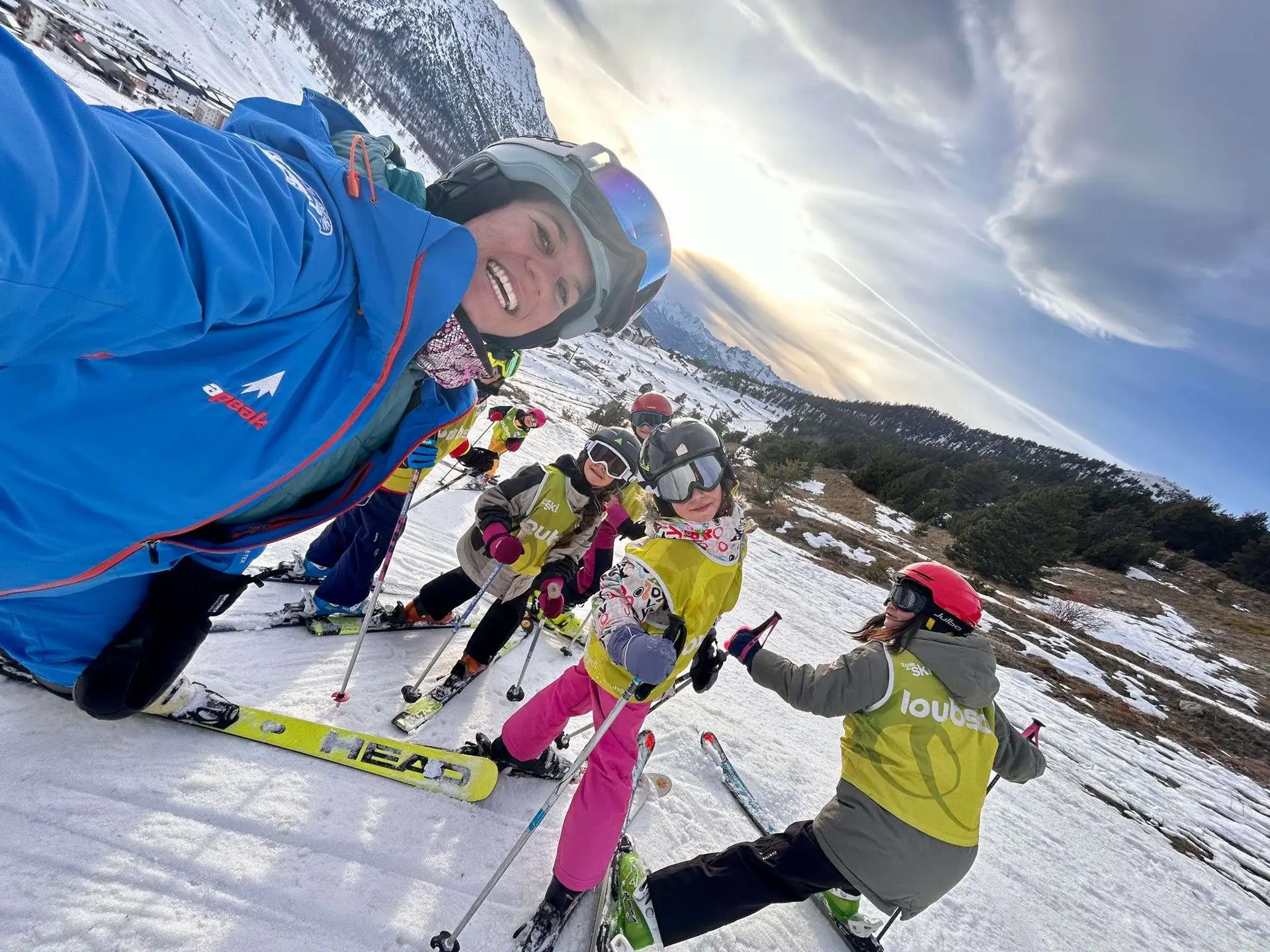 Les cours de Ski sourit pour les grands enfants débutant