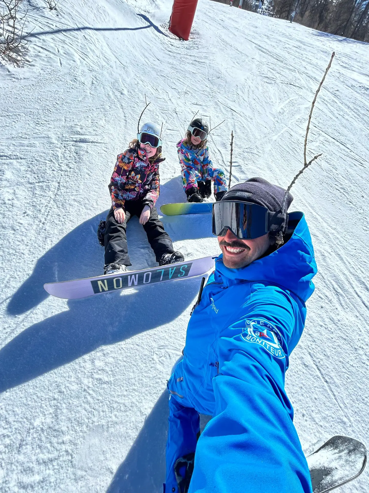 jeunes snowboarders montgenevre